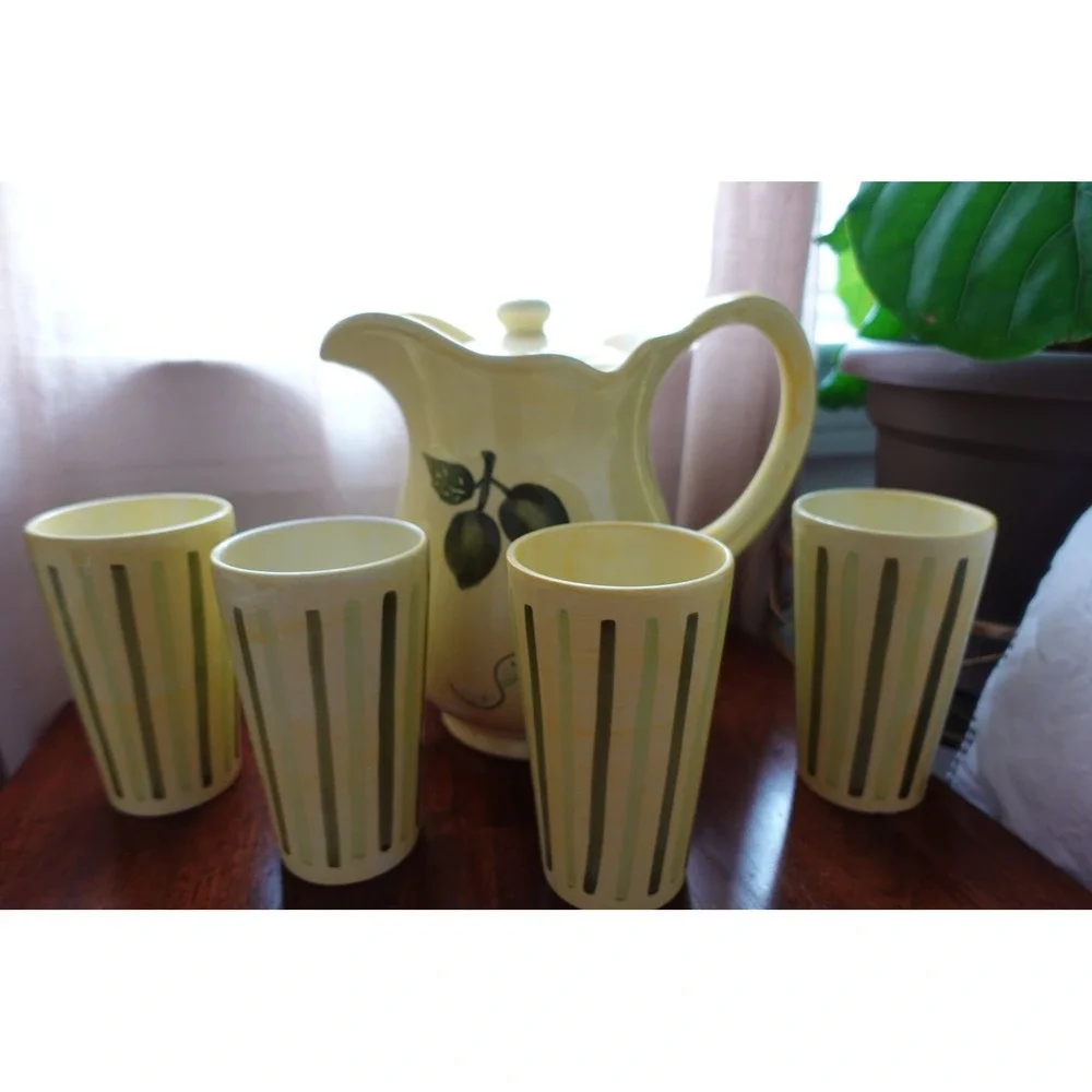 Vintage Lemonade Pitcher with Pouring lid and 4 matching tumblers‎